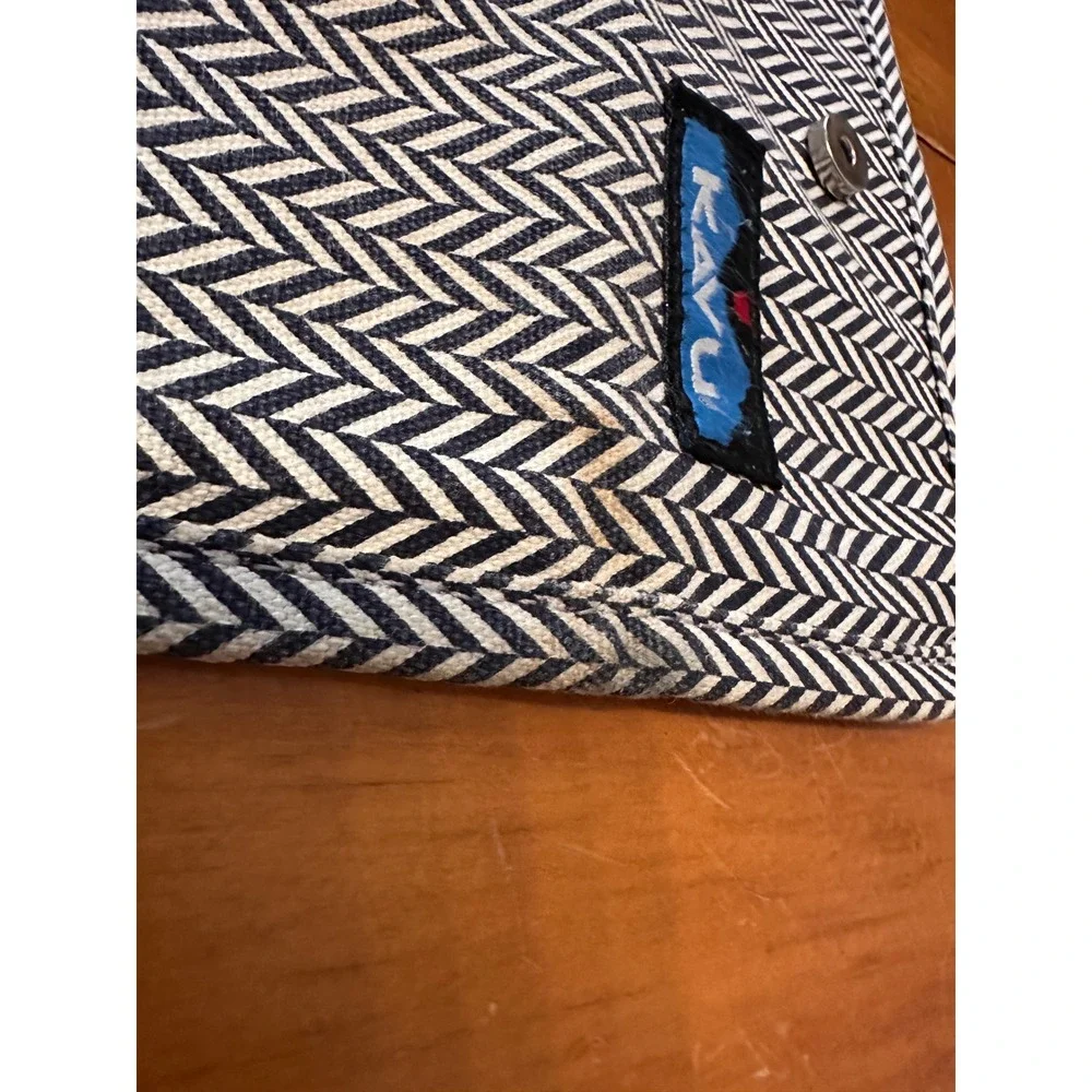 KAVU Big Spender Wallet Navy White Herringbone Canvas Trifold Magnetic Snap
